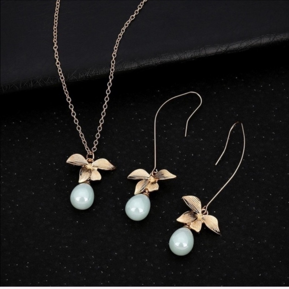 Elegant Gold Floral Jewelry Set